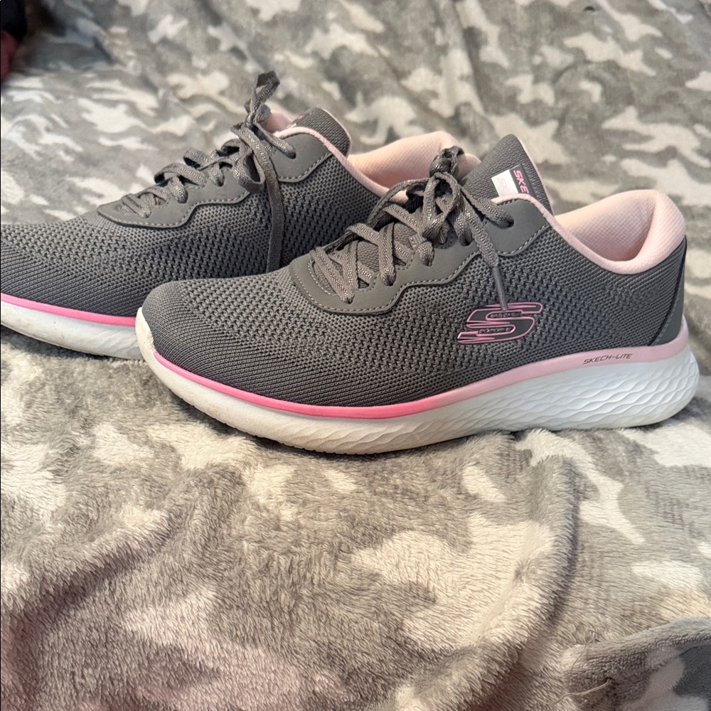 Skechers size 10 Nice
